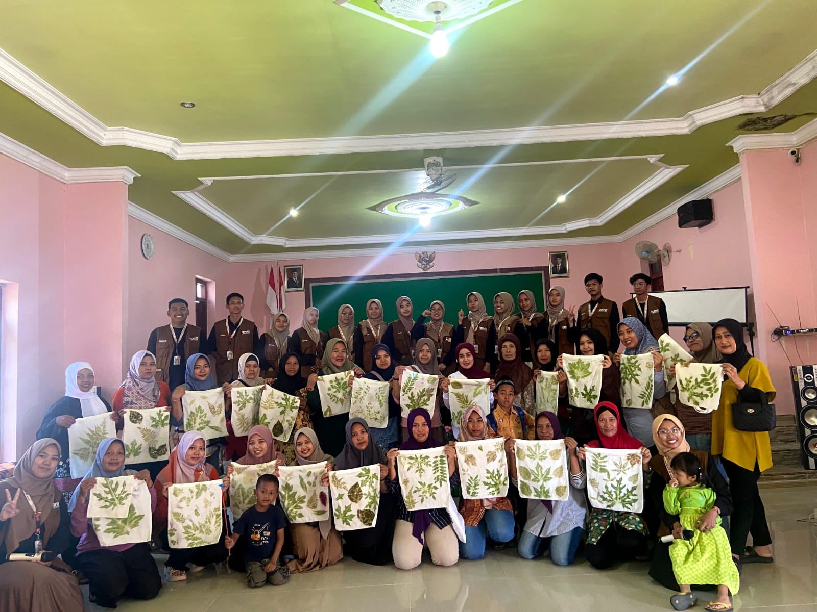 PELATIHAN BATIK ECOPRINT BERSAMA MAHASISWA KPM UIN KIAI AGENG MUHAMMAD BESARI PONOROGO