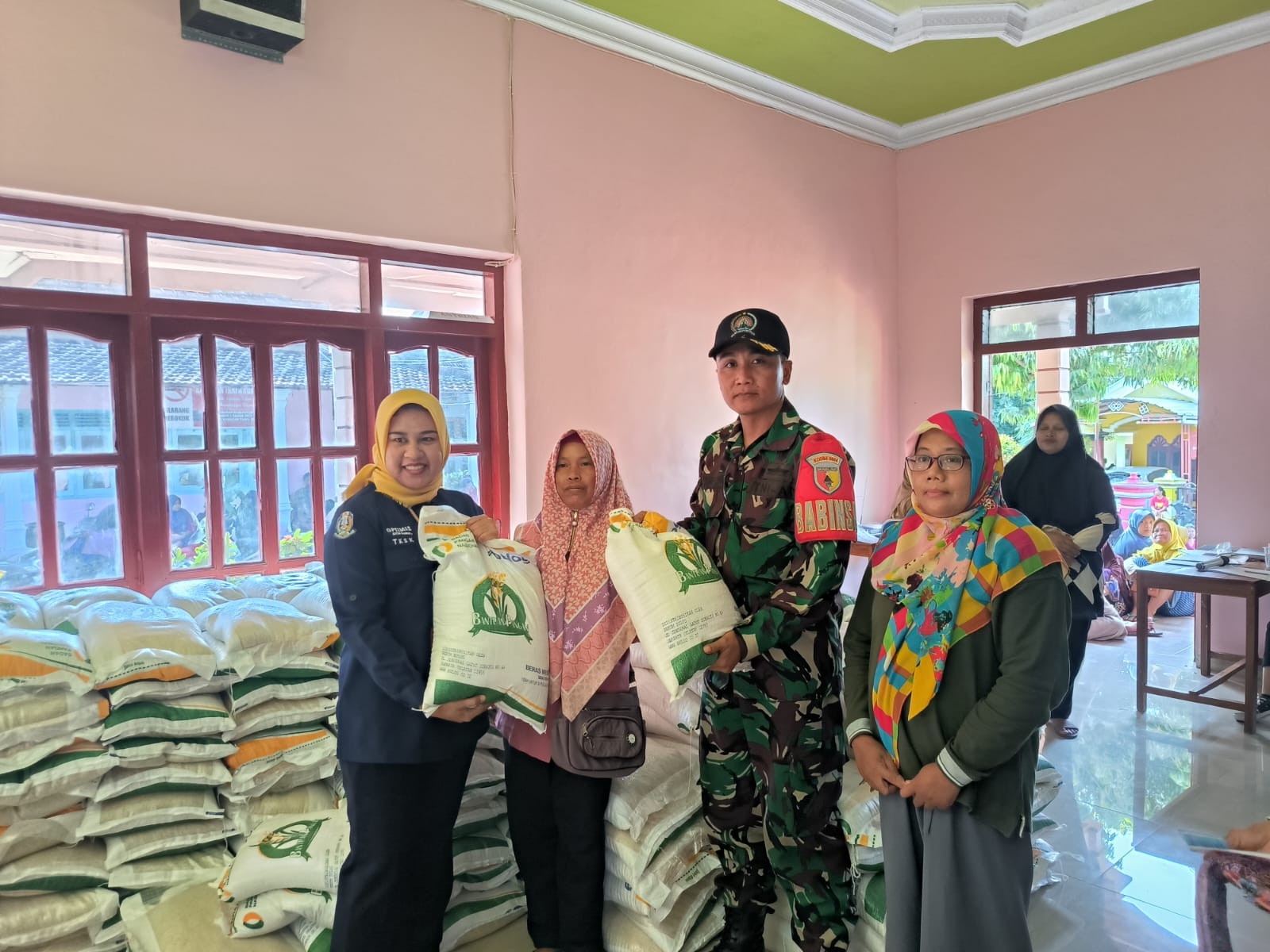 PENYALURAN BANTUAN PANGAN BERAS